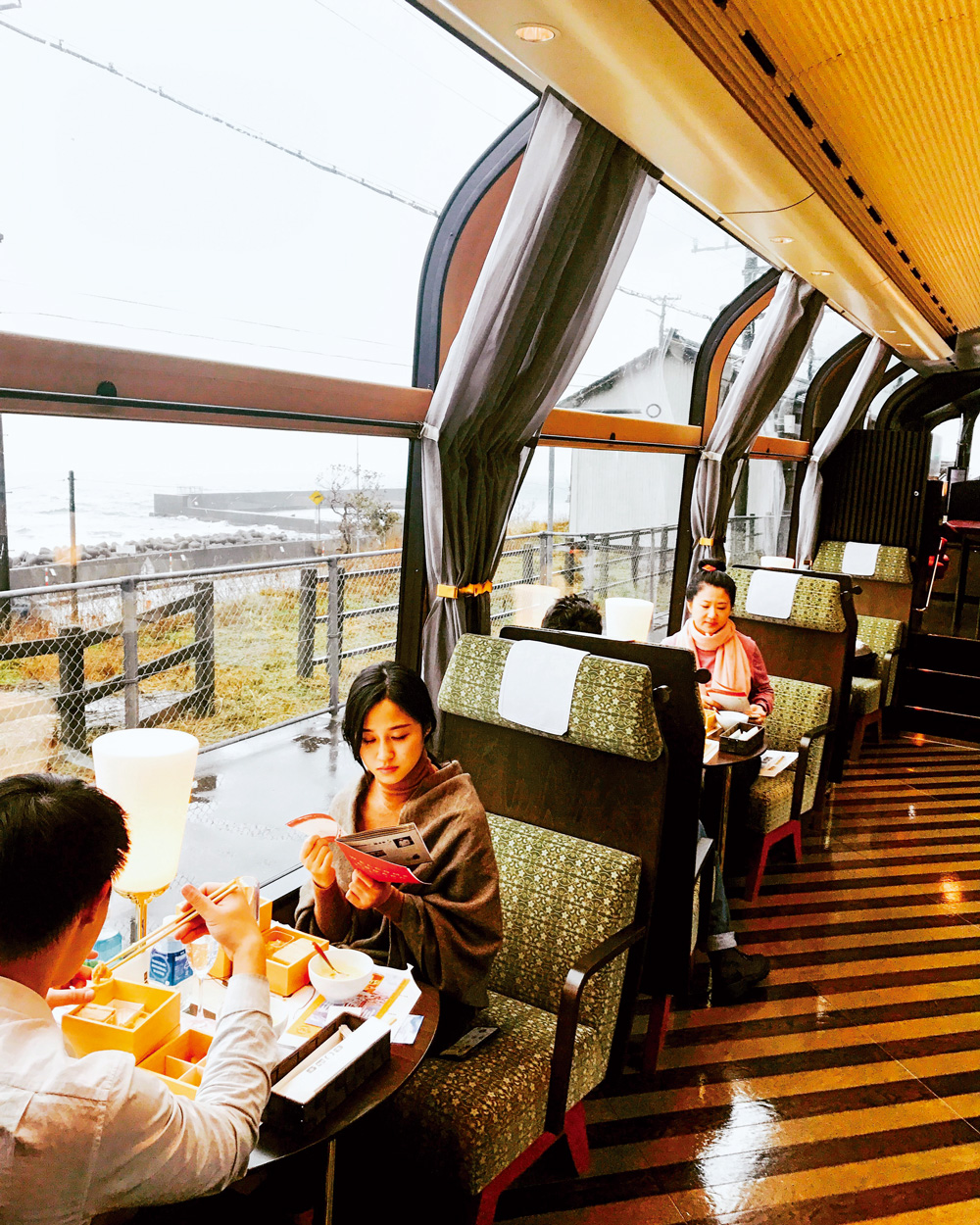 雪月花車廂內有大片觀景玻璃窗，讓乘客可以輕鬆欣賞日本海的美景。（圖片來源：李清志提供）