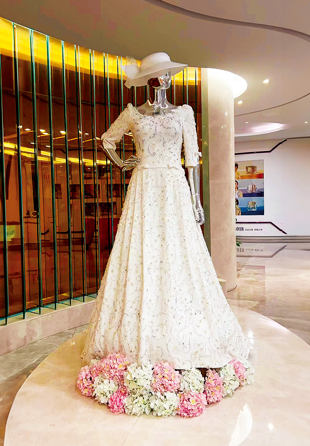這件首次在代理商大會登場的大禮服，繡滿5000顆水晶，象徵要開5000家店的目標。（圖片來源：羅麗芬提供）