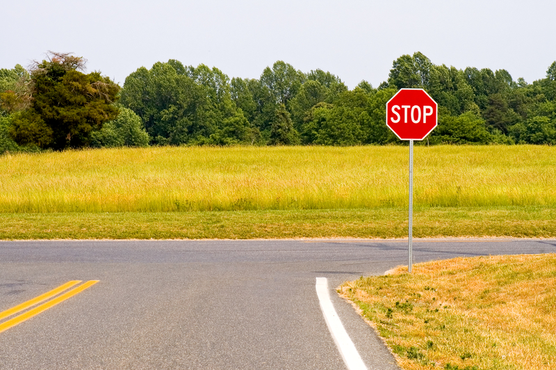 美國的交通規則很清楚，碰到紅綠燈故障，得先假設路口有一個無形的「停」標誌，必須完全停止再起步。（圖片來源：Dreamstime／典匠影像）