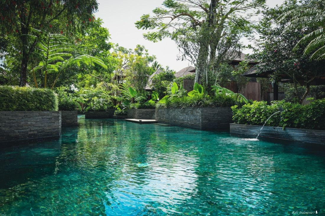 虹夕諾雅峇里島的泳池串連起各間Villa，是很有意思的設計。（圖片來源：陳耀恩提供）