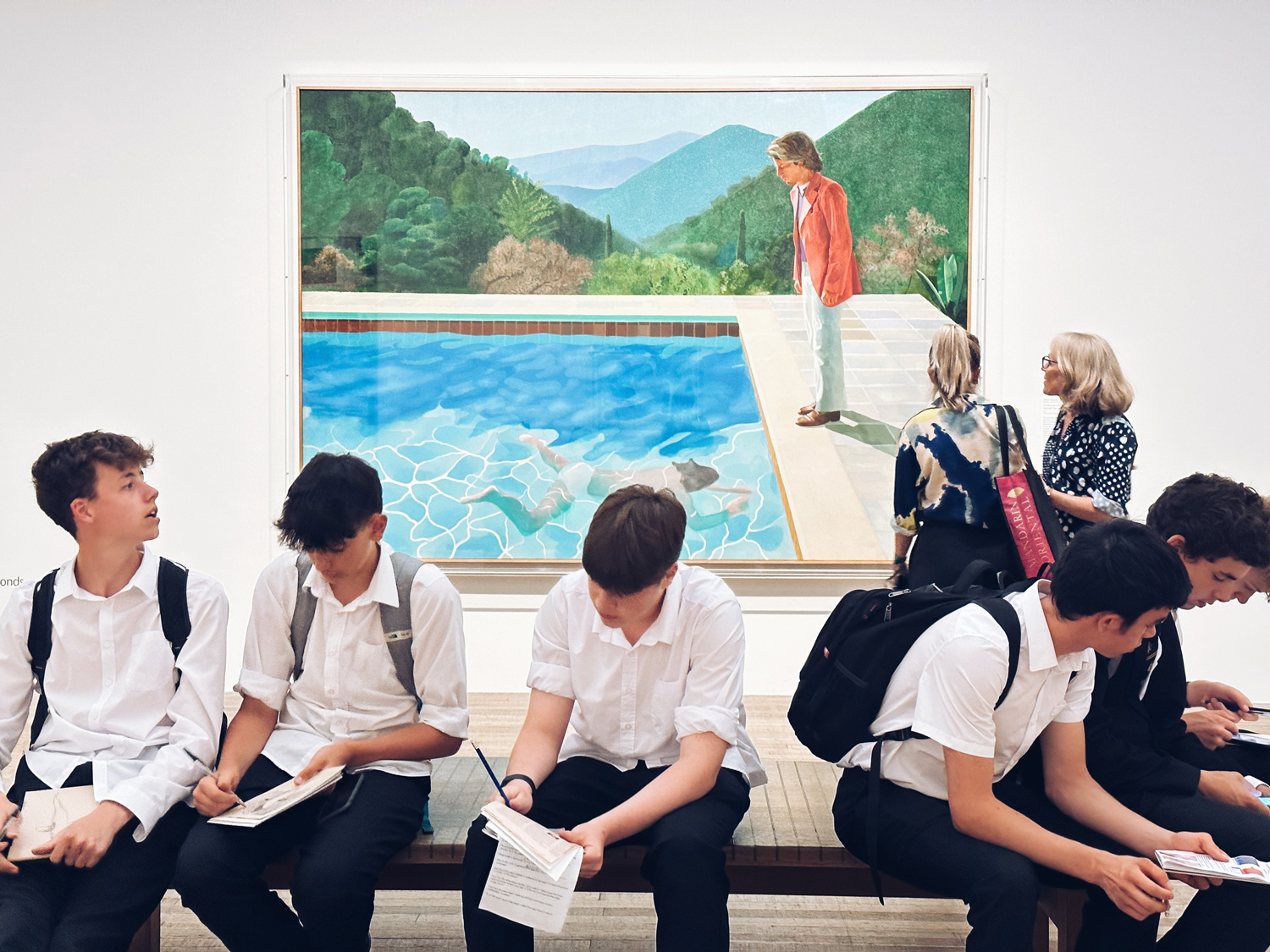 英國泰德現代美術館展覽「Capturing the Moment」現況，展出大衛霍克尼繪出的《一位藝術家的畫像（游泳池與兩個人）》創在世藝術家的最高拍賣紀錄。（照片提供：國巨基金會YAGEO Foundation／圖片來源：高美館）
