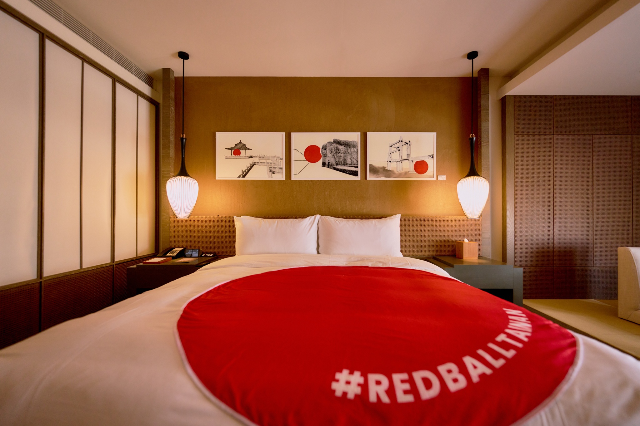 紅球房床上舖的紅球沙灘毛巾，於展期間入住可以直接打包帶走。（圖片來源：台南晶英提供）