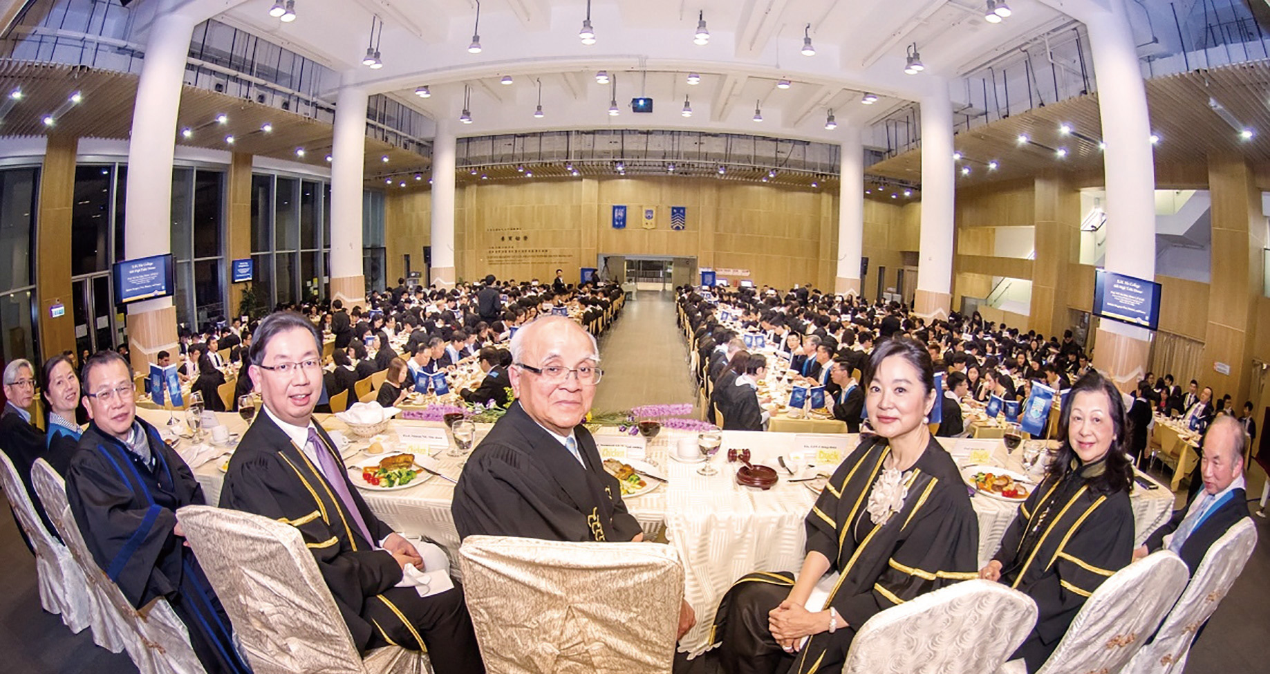 2018年林青霞（右三）出席中文大學善衡書院高桌晚宴。（圖片來源：時報出版提供）
