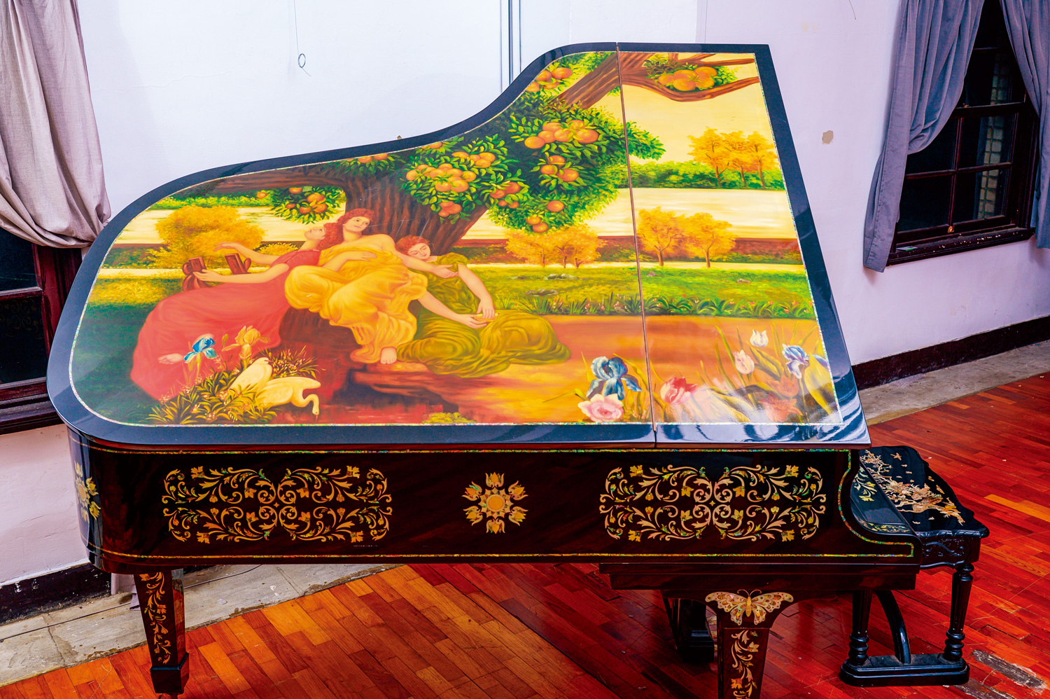 這架放在中山堂的鋼琴，陳水勛委由藝術家以鑲嵌螺鈿工藝，耗費兩年才完成。（攝影：李明宜）