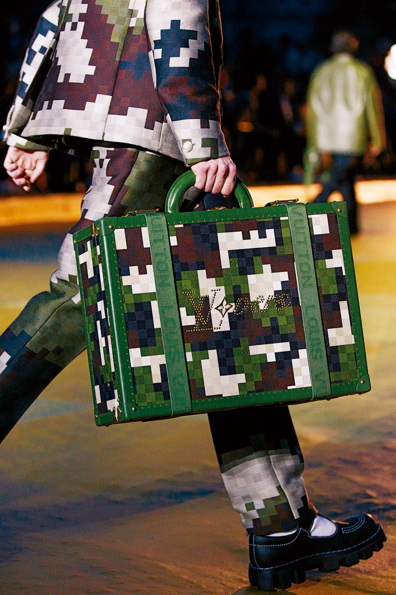 Damoflage像素化迷彩棋盤格呈現於外套、硬箱等，是春夏男裝經典元素。（圖片來源：Louis Vuitton提供）