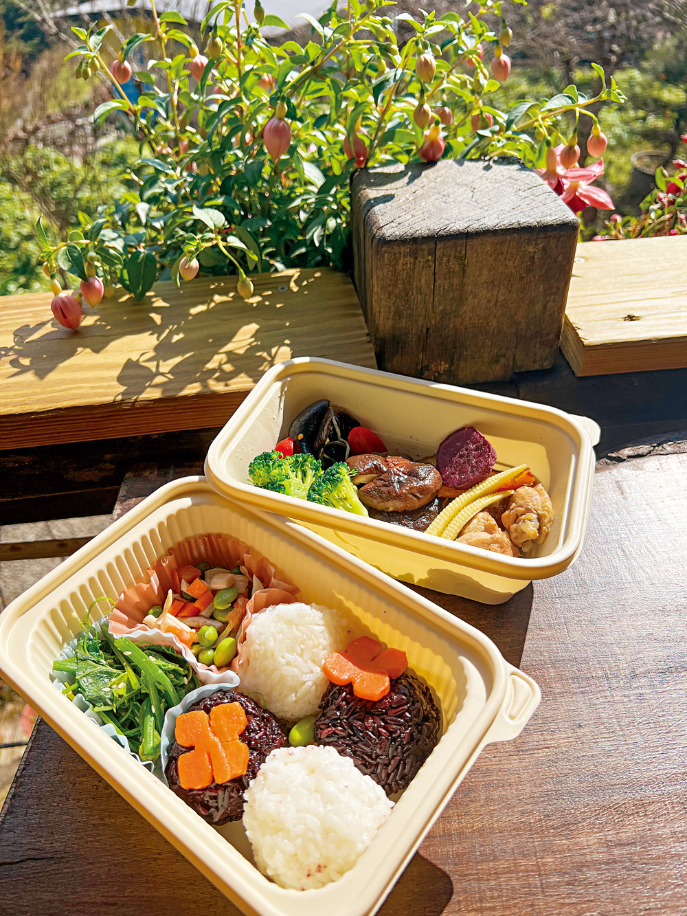 店家準備餐盒式的餐點，鼓勵遊客帶著飯盒在喜歡的花海角落坐下用餐。（攝影：楊絲貽）