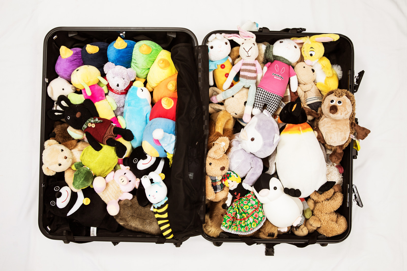 小野的29吋大行李箱裡面塞著滿滿的各式玩偶，他笑稱：「這可是我現在行走江湖，最重要的秘密武器。」（攝影：陳宗怡）
