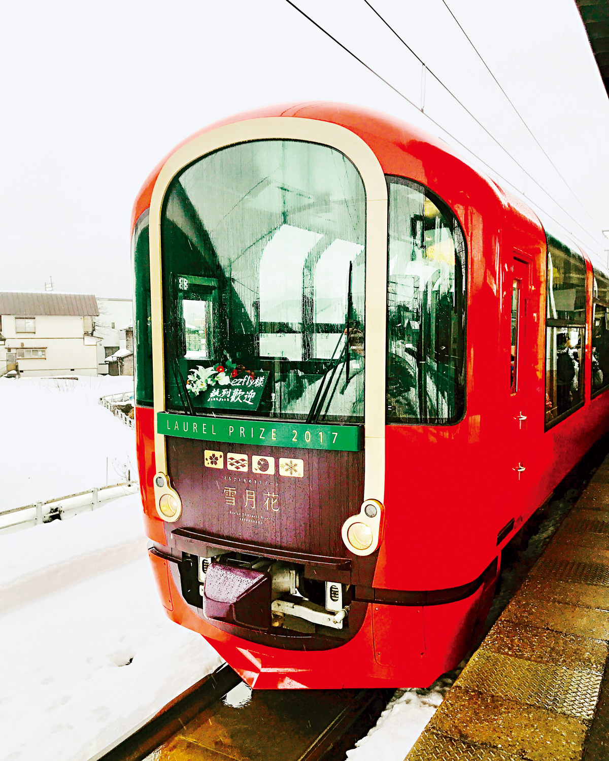 雪月花景觀豪華列車是日本最漂亮的觀光列車，紅色列車奔馳在雪地中，呈現一種華麗登場的姿態。（圖片來源：李清志提供）