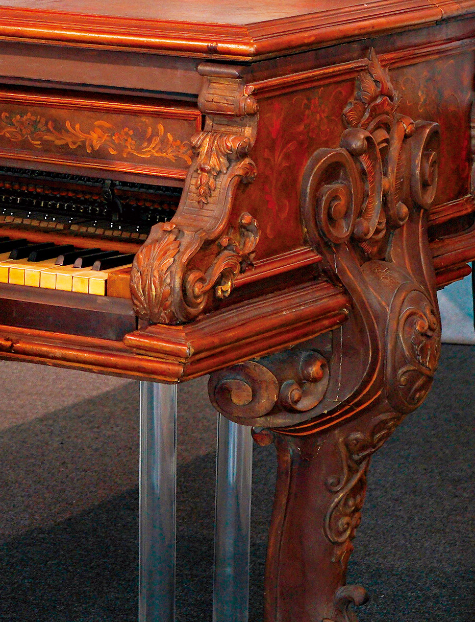 電影《不能說的秘密》的骨董三角鋼琴，其琴身與琴腿的雕花十分精美，盡顯巴洛克的優雅華麗與浪漫。（圖片來源：杰威爾音樂提供）