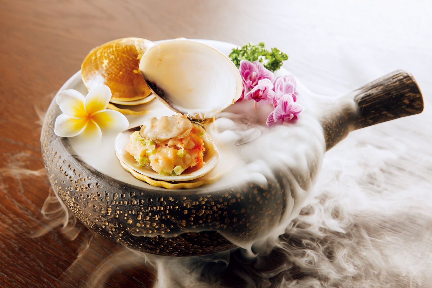 馬蹄蛤蜊燒賣以黃色扇貝形狀小碟盛裝，湯汁不流失。（攝影：陳鴻文）