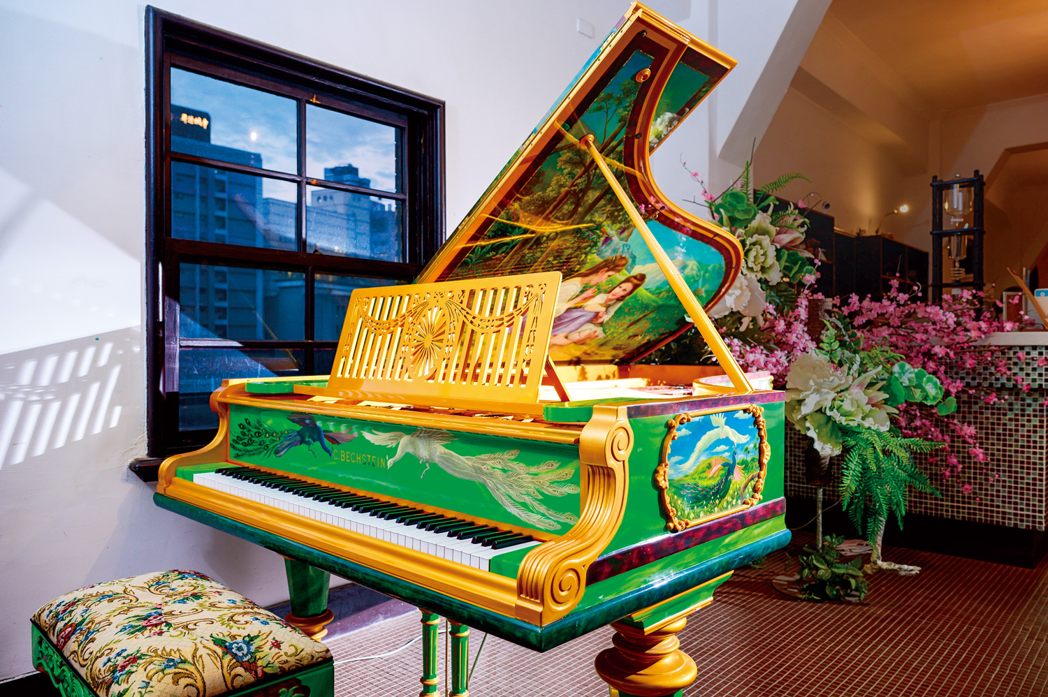 琴身漆塗成綠色如大理石質地的貝希斯坦鋼琴（C. Bechstein），是鋼琴家李斯特指定品牌。（攝影：李明宜）
