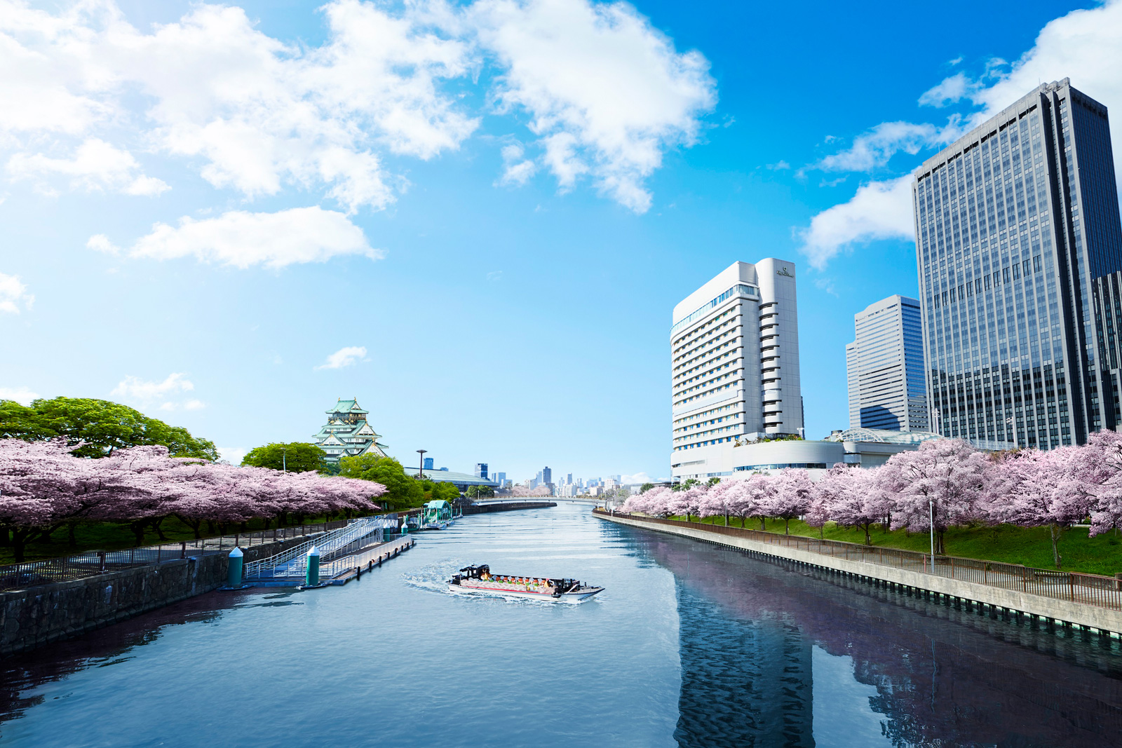 在大阪城公園欣賞粉嫩櫻花簇擁下的大阪城天守閣。（圖片來源：Booking.com提供）