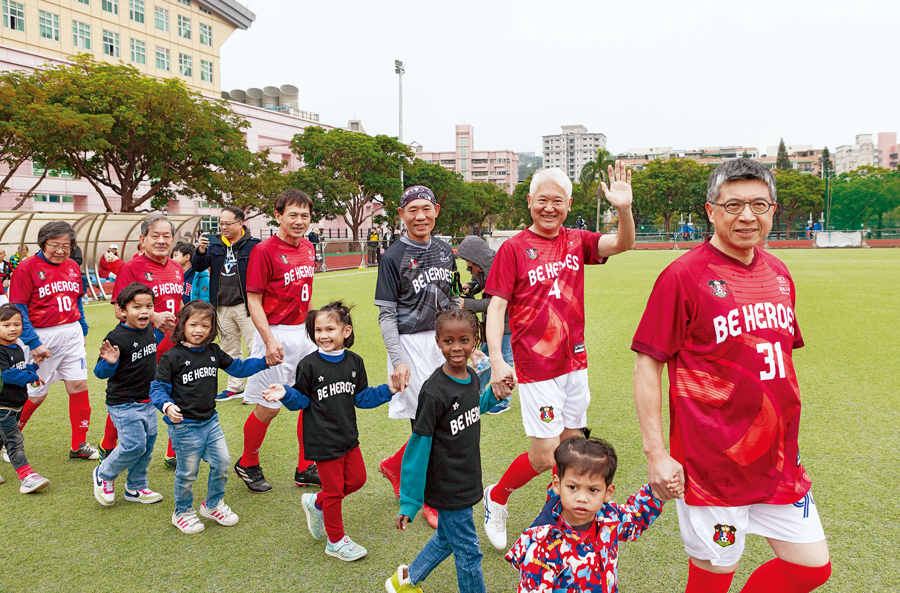 新光人壽董事長魏寶生（右二）邀請關愛之家照顧的幼童一起觀看足球賽事。（攝影：劉煜仕）