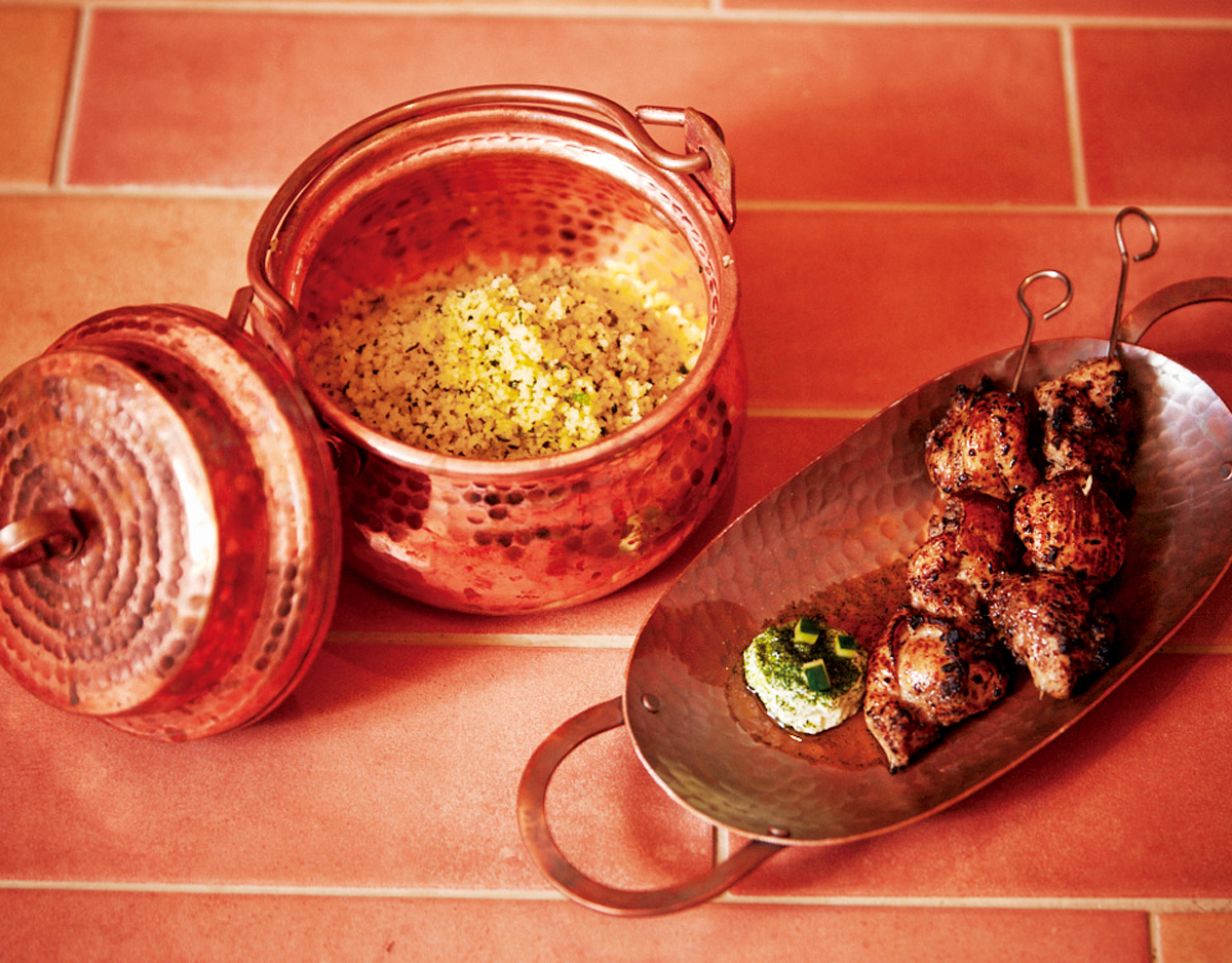 常見於摩洛哥的北非小米，主廚堅持每日手工搓製，再晾乾一晚確保粒度及口感，搭配香料烤雞串與自製黃瓜酸奶醬，展現異國滋味。（圖片來源：Aleisha'提供）