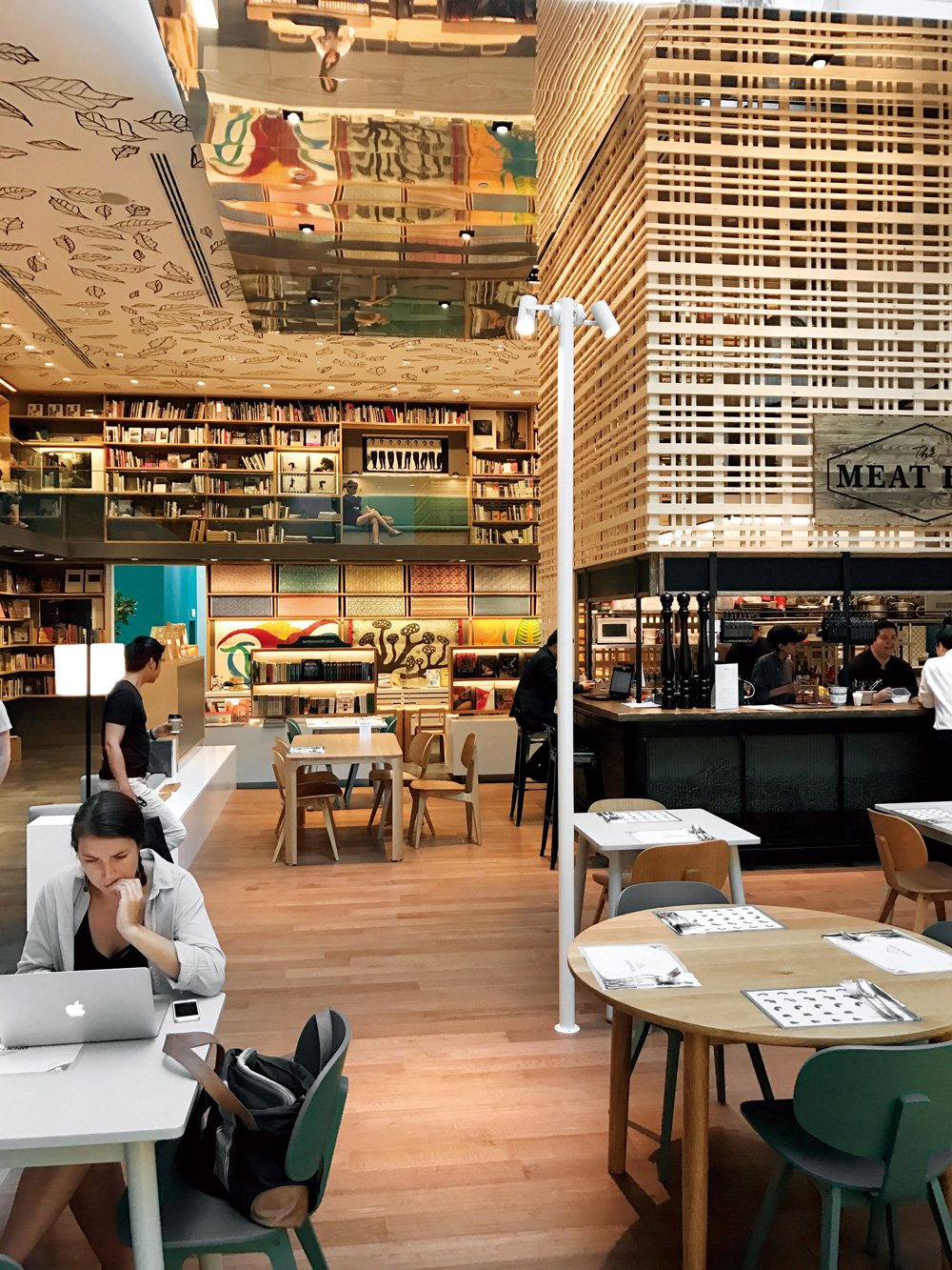 竹編似的立面裝飾，讓這座書店帶有一種泰國熱帶自然的氛圍。（圖片來源：李清志提供）