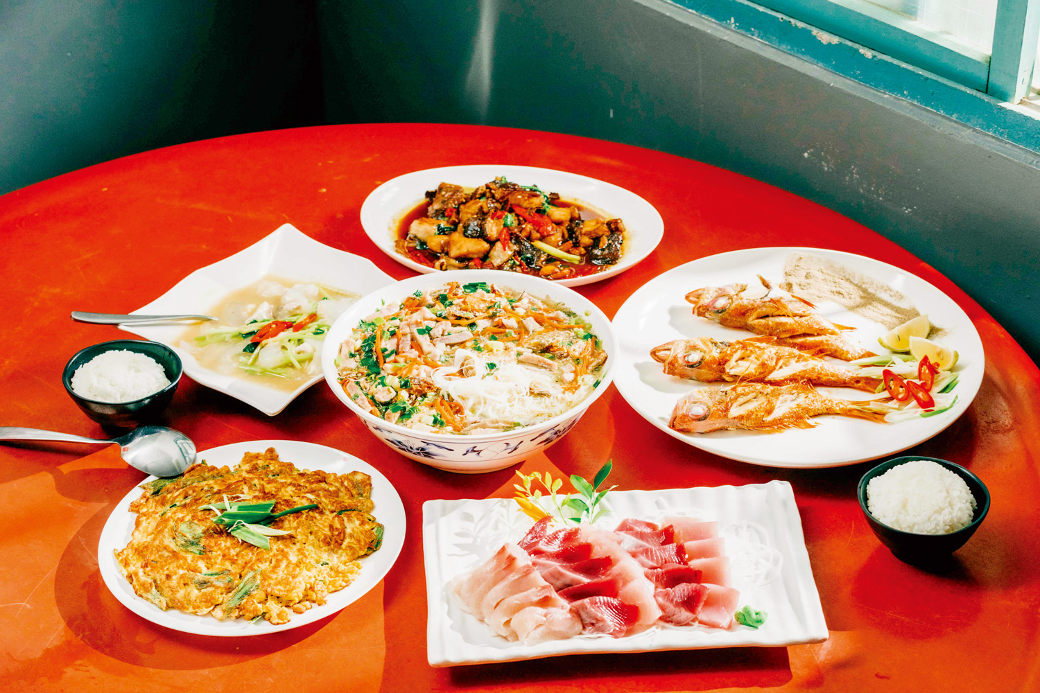 白帶魚米粉湯、三杯錢鰻與烤紅喉等，是朝陽客來香餐廳的招牌菜。（圖片來源：朝陽社區發展協會提供）