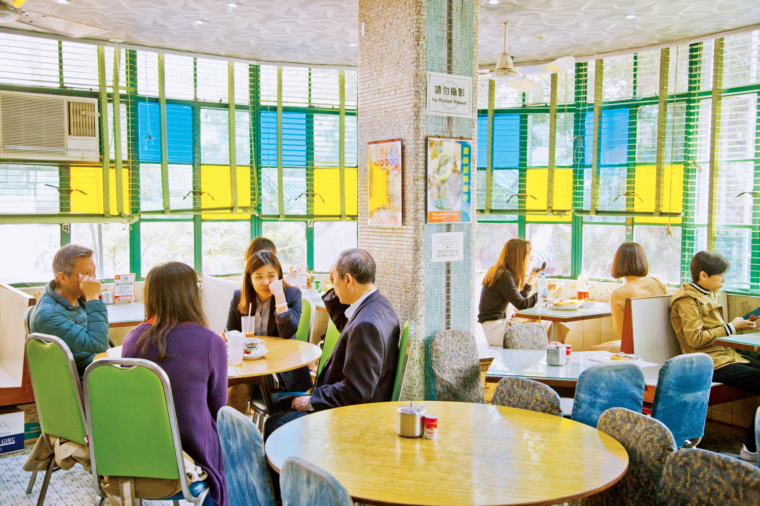 美都餐室走過逾一甲子時光，掛牆的手寫餐牌、綠色鐵窗展現歷史痕跡。（攝影：陳平卿）