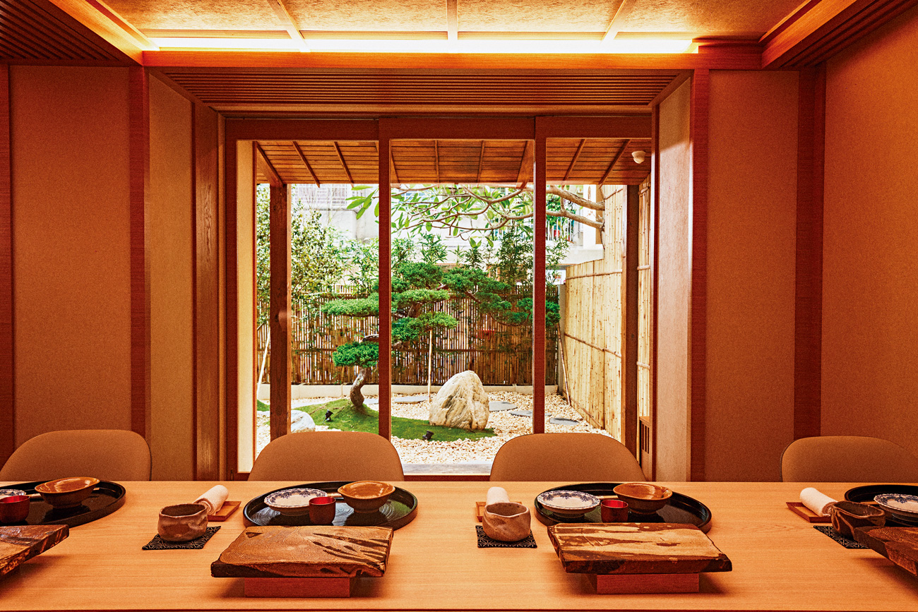為讓賓客感受日式庭園之美，元吉和仁親自挑選松樹，引入季節感與色彩。（圖片來源：元一天婦羅提供）