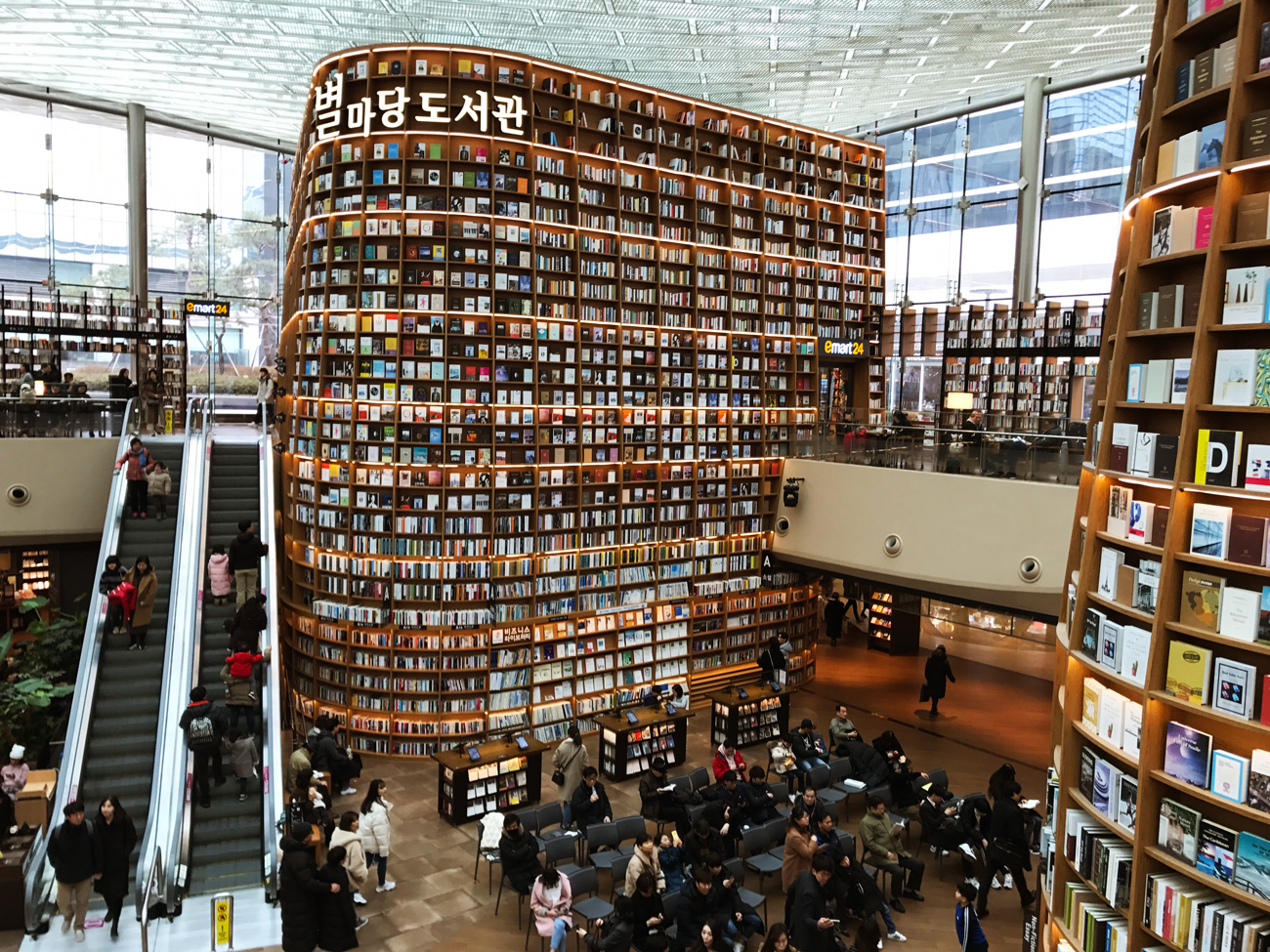 星空圖書館設置巨大高聳的書架，挑空三層樓，有著超過約7萬冊藏書。（圖片來源：李清志提供）