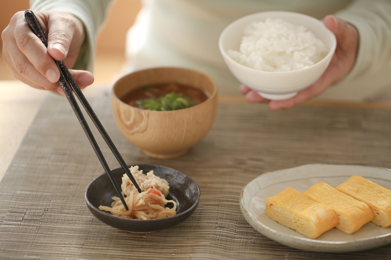日本人平日三餐經常吃的味噌湯、海藻、漬物（Tsukemono，醃製的蔬菜）、黃綠色蔬菜、魚類、綠茶，都是可以延年益壽的健康食物。（圖片來源：Dreamstime／典匠影像）