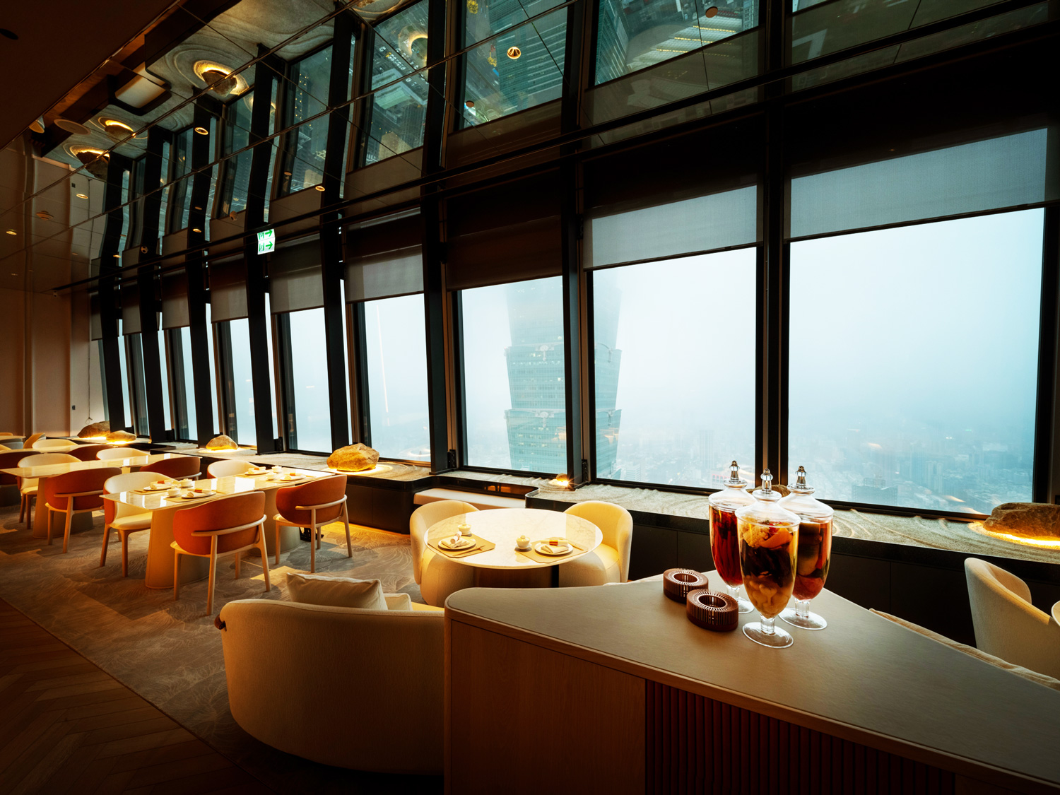 餐廳坐落在微風南山46樓，透過大片落地窗即可迎攬台北101的絕佳視野。（圖片來源：嘉林餐旅提供）