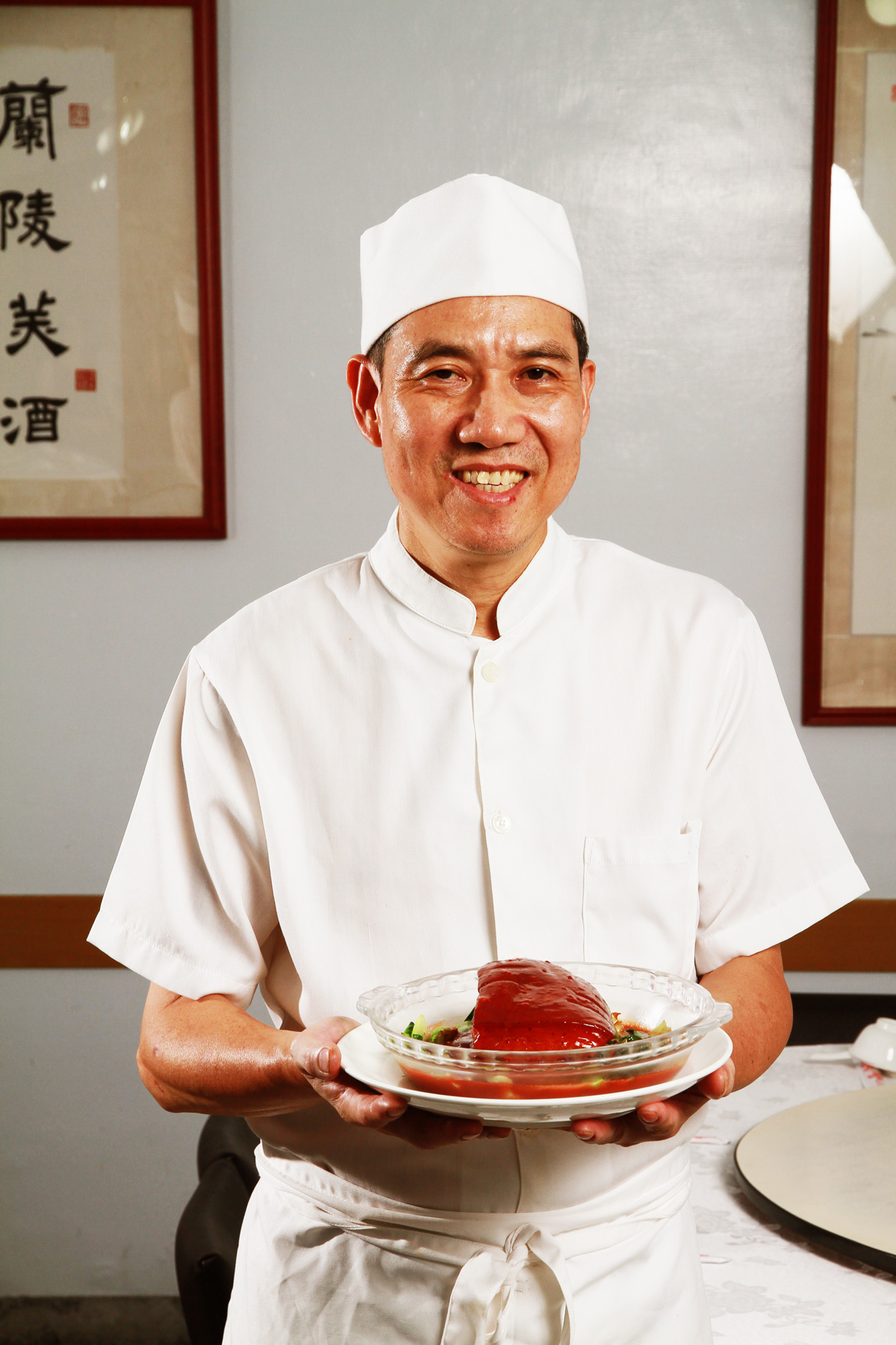 「上海小館」老闆馮兆霖廚藝了得，翁玉夫與馮兆霖師出同門，十多年來上海小館的不走味兒，由他看顧。（攝影：呂恩賜）