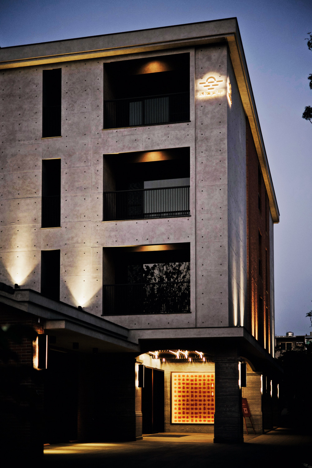 台南綉溪安平飯店占地近900坪，建築外觀則致敬安平古堡。（圖片來源：台南綉溪安平飯店提供）