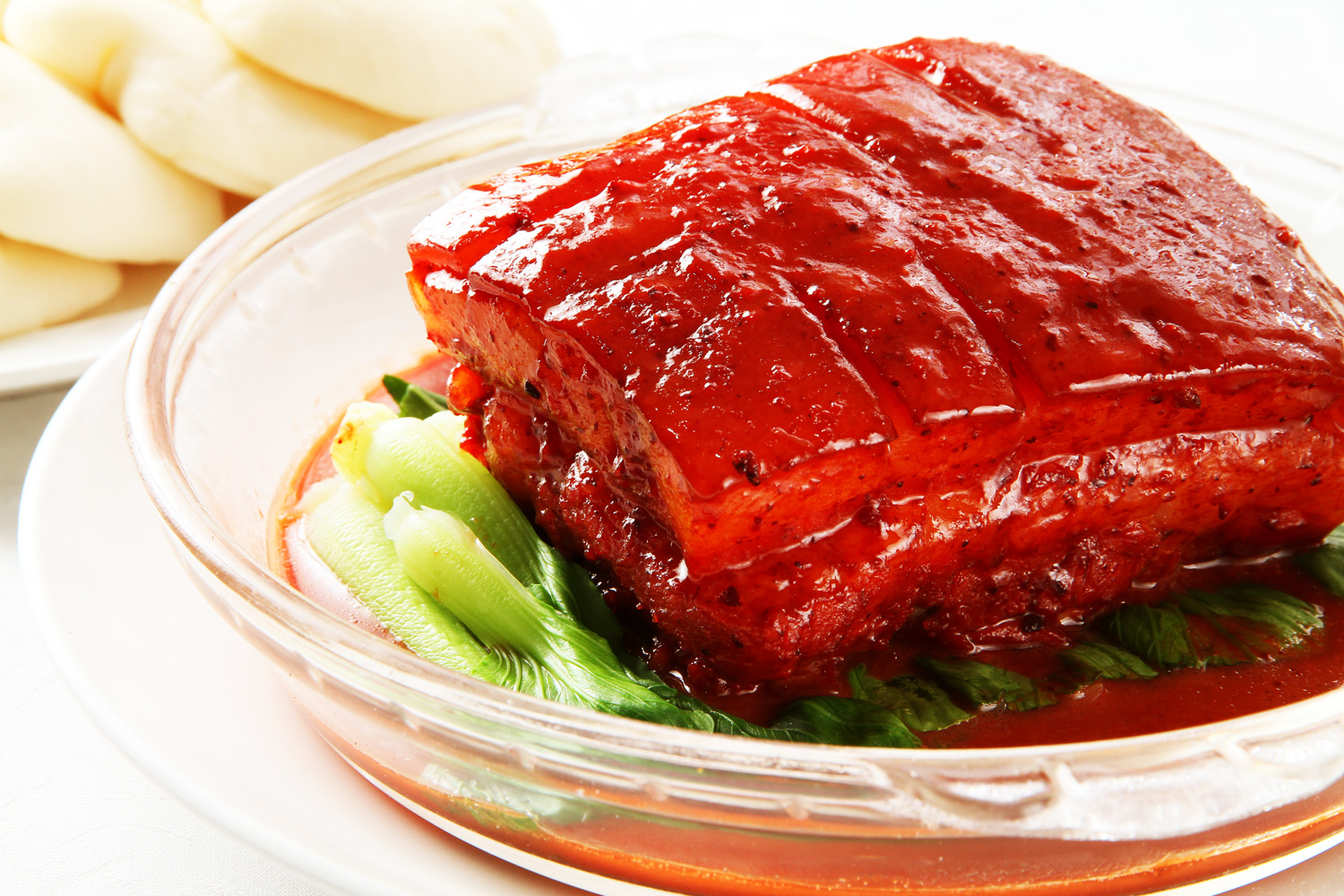 店內招牌腐乳肉和東坡肉做法雷同，但紅豔色澤更凸顯上海菜濃油赤醬、糖重色豐的特色。（攝影：呂恩賜）