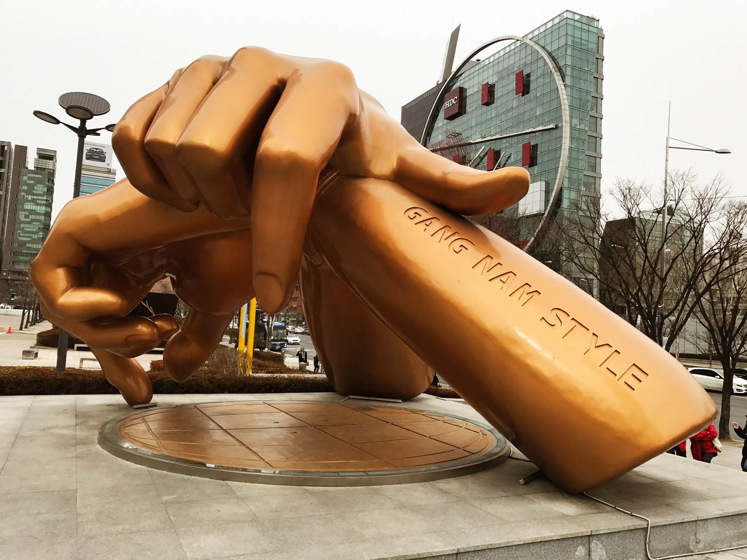 首爾Coex Mall商場外雙手重疊的金色巨型雕像，是南韓男歌手Psy《江南Style》這首歌的騎馬舞手勢。遊客在此拍照時，還會自動播放該首歌曲。（圖片來源：李清志提供）