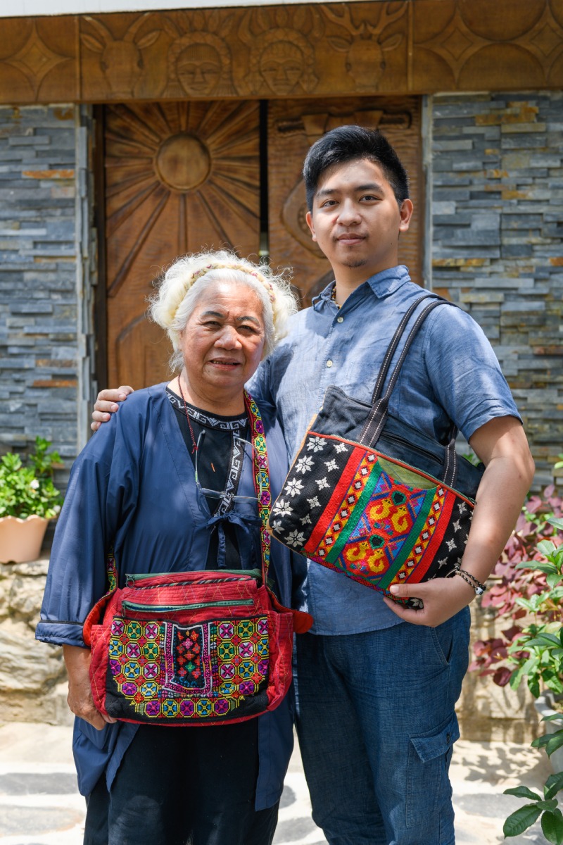 陳利友妹的孫子也學會排灣族的傳統刺繡技藝，甚至到國小、國中授課，十分欣慰，更鼓勵年輕人要讓好的傳統刺繡工藝，一代一代傳承下去。