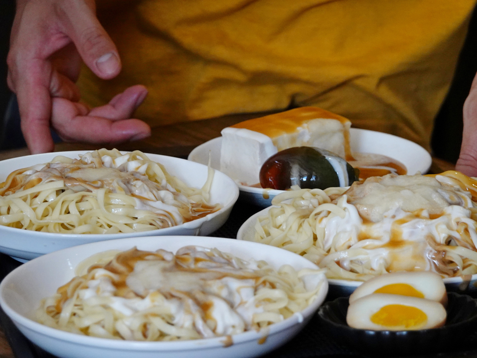 談起嘉義專屬的氣味（khì-bī），「白醋」絕對榜上有名，不僅是街頭小吃必備，深入嘉義餐桌日常，更造就全台獨門的「白醋涼麵」。（圖片來源：大塊文化提供）
