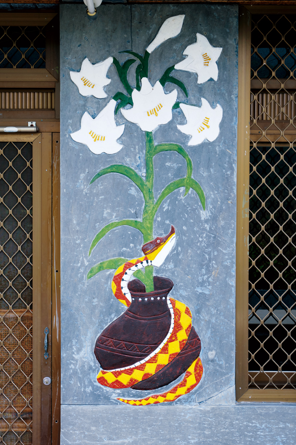 獵王家門口的牆面，5朵盛開的百合與1朵花苞，是最高榮譽，也說明他的身份地位。（攝影：高大鈞）