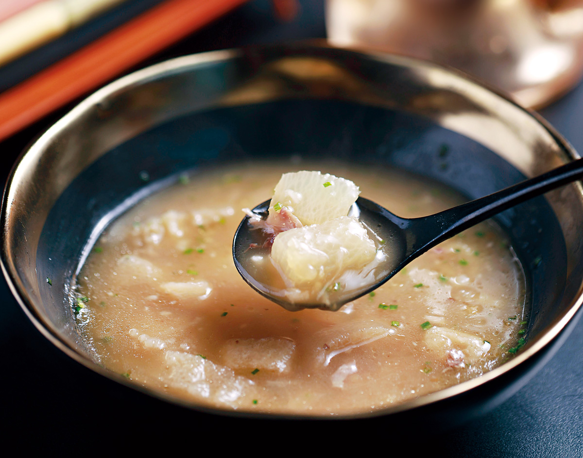 材料很東方的「竹笙、無菁、鴨肉老母雞清湯」，使用法式清湯做法，鴨肉滋味足，有種在喝老鴨煲的錯覺。（攝影：張世平）