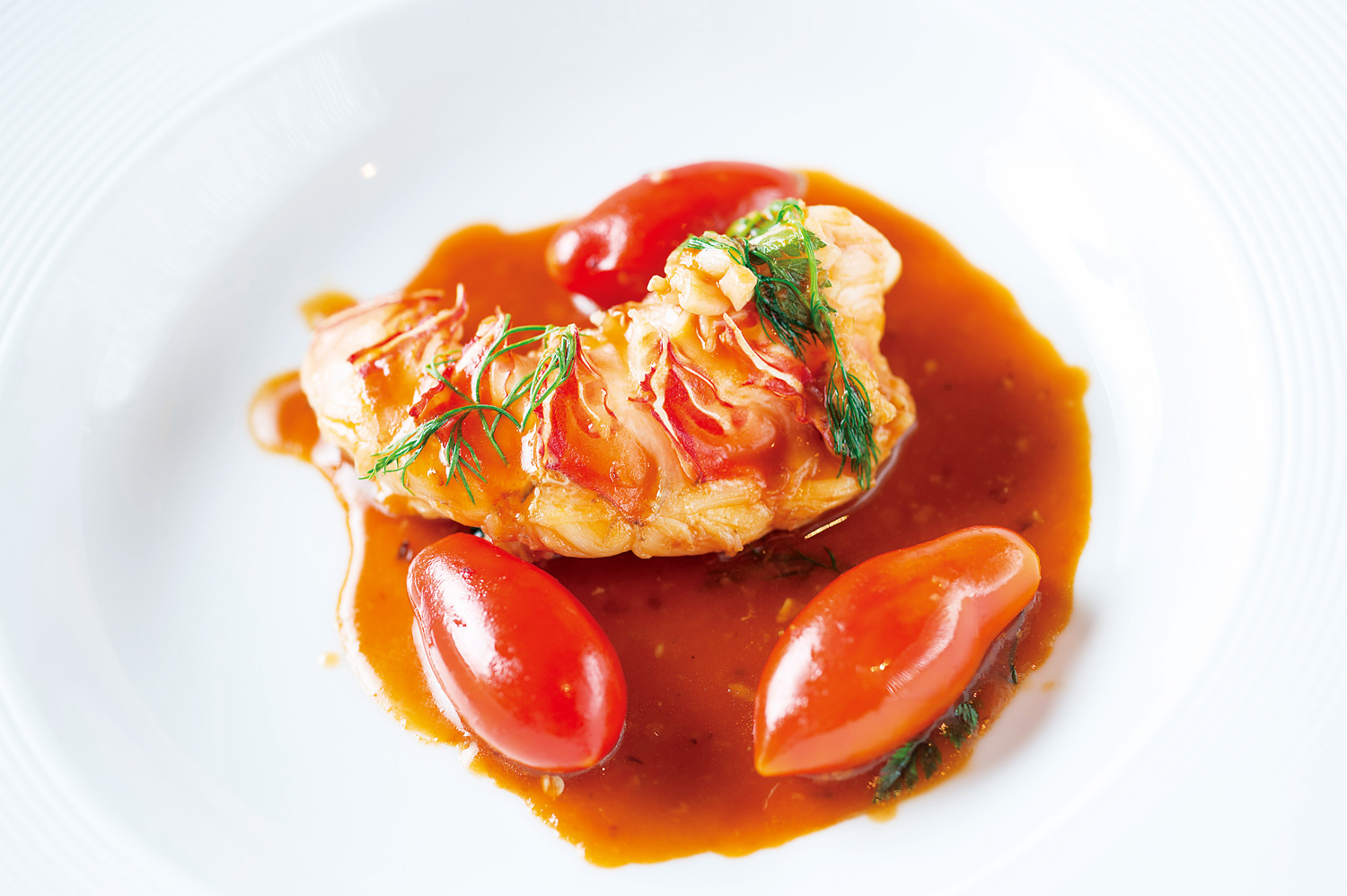 香煎龍蝦特別選用澎湖的龍蝦，搭配台南的聖女小番茄。（攝影：李明宜）