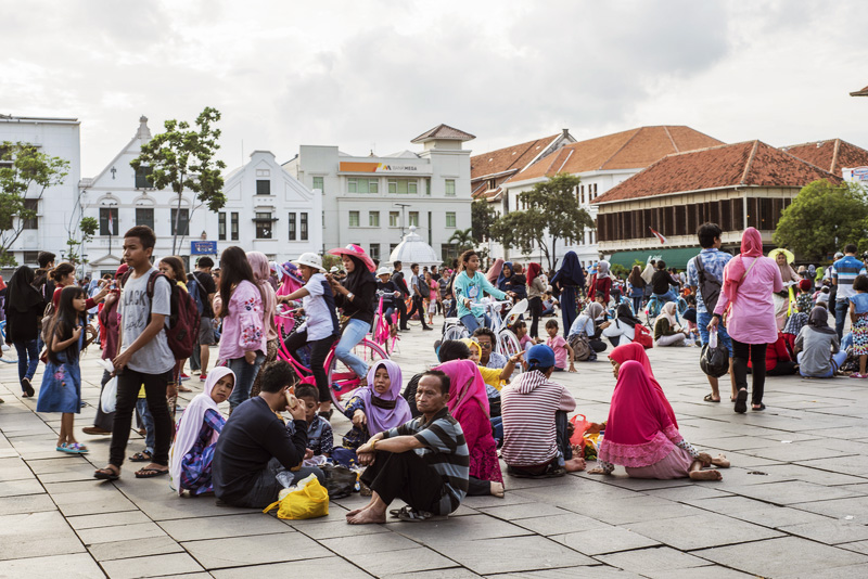 印尼各城市都看得到「Lesehan」文化，在雅加達的法塔西拉（Fatahillah）廣場席地而坐的畫面已融入城市街景。（圖片來源：Dreamstime／典匠影像）