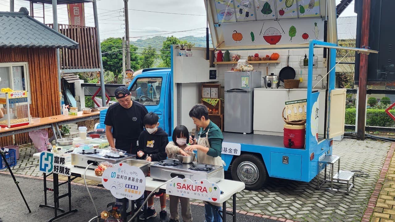 水牛書店劉昭儀的「山上小廚師」活動，開著餐著載著一座移動的廚房與餐桌。近年這輛餐車更開入椰林道，教大學生捏飯糰、炊海味飯。（圖片來源：劉昭儀臉書）