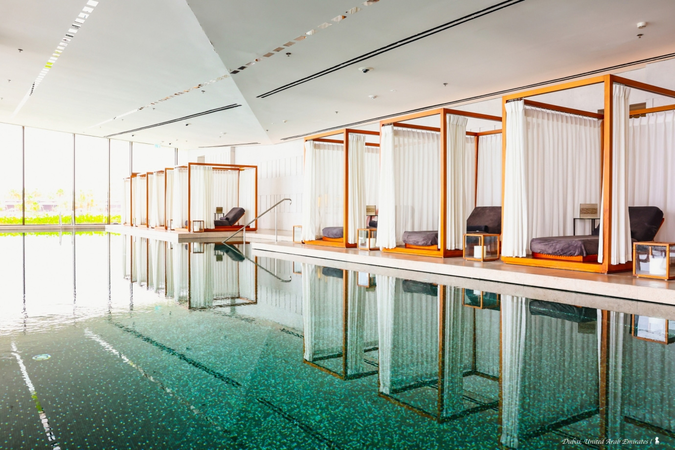有著寶石般光芒的25米室內海景溫水泳池，由寶格麗御用的義大利建築事務所Antonio Citterio Patricia Viel所設計。（圖片來源：陳耀恩提供）