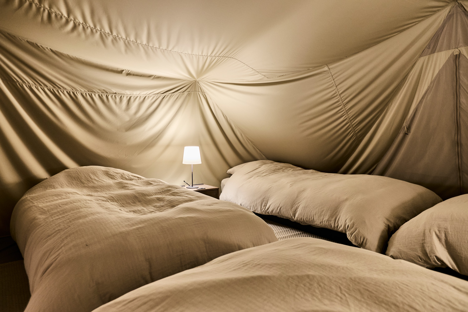 特製帳篷「LAND CAVE」，可以讓旅客擁有更貼近露營的體驗感。（圖片來源：Snow Peak YAKEI SUITE提供）