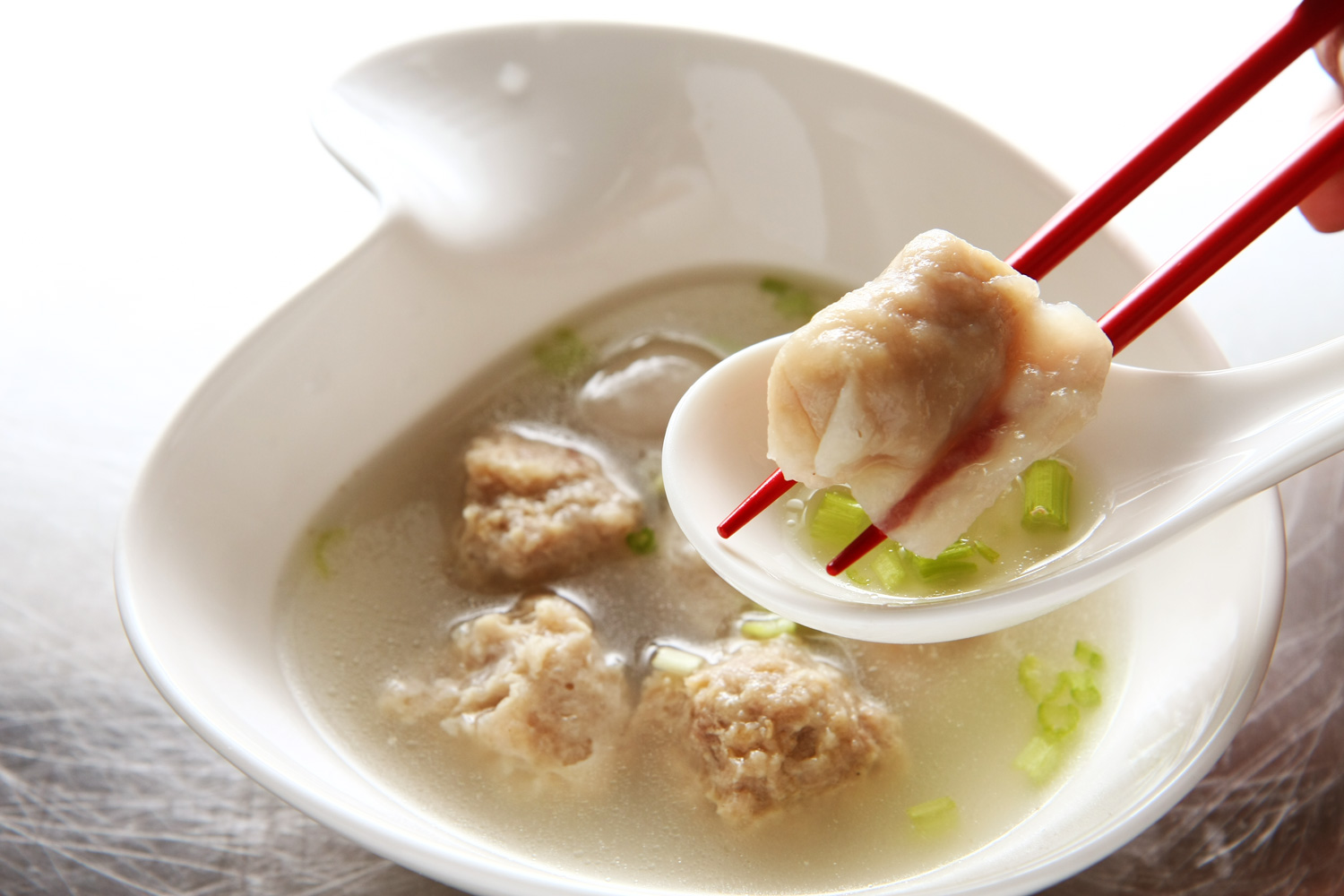 據祖籍泉州的老闆蔡漢彬說，「漢彬水晶餃」的扁食燕作法，是其祖父向衙門裡的福州師傅學來的。（攝影：呂恩賜）