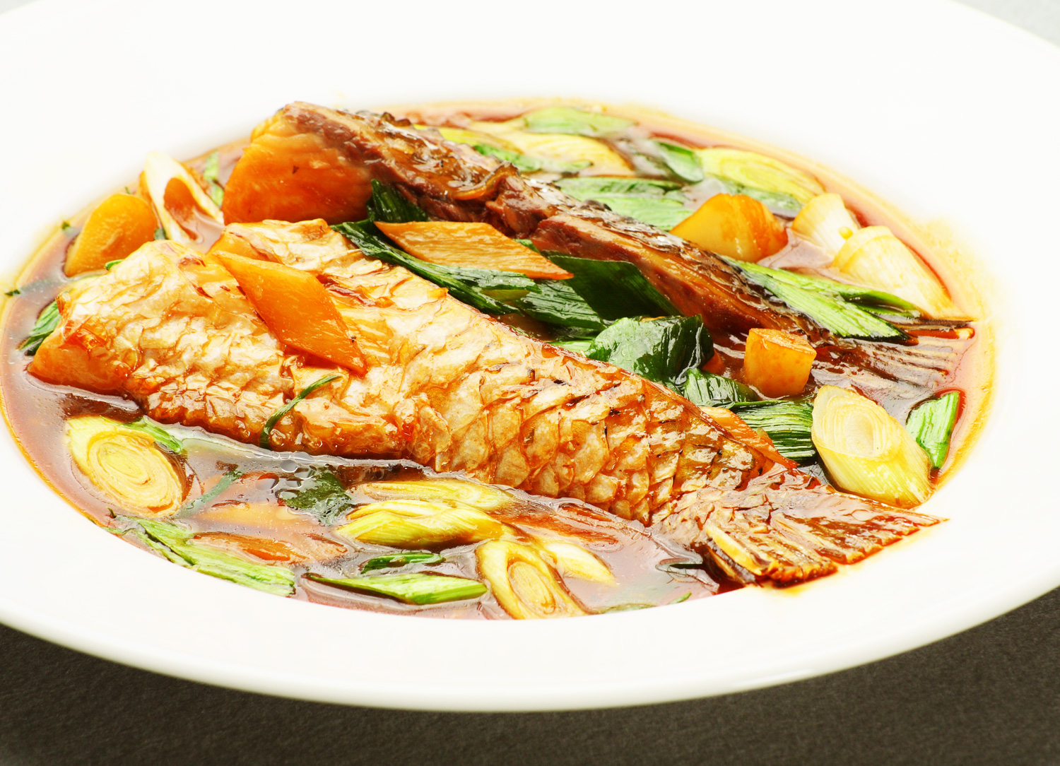 作家舒國治推薦「秀蘭」的家常菜「紅燒划水」，比起知名的馬頭魚來得實惠，卻得吃到江浙菜名店的細緻手法。（攝影：呂恩賜）
