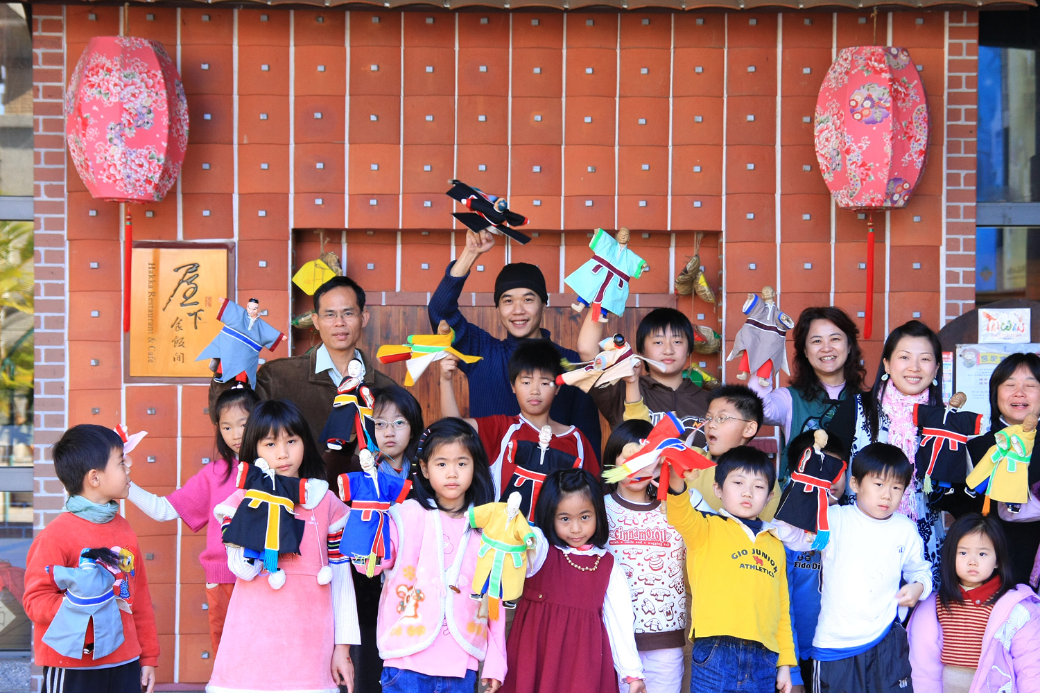 黃武山創辦的「山宛然客家布袋戲團」，時常巡迴全台學校推廣客家布袋戲，雖然辛苦，但只要看到這些孩子們天真的笑容，一切都值得。（攝影：呂恩賜）