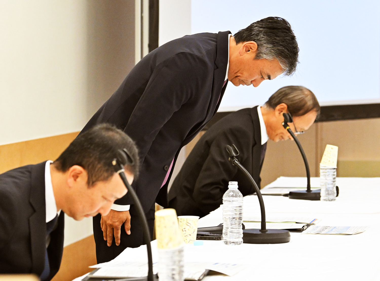 即將出任ENEOS Holdings總裁的宮田知秀在東京舉行的記者會上，針對子公司JRE（日本可再生能源）董事長安茂因的性騷擾事件道歉。（圖片來源：達志影像）