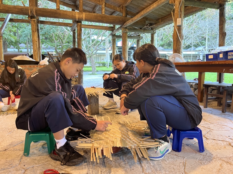 「泰雅青年學習場域暨中央廚房」也成為一種教室，讓學生在此學習用桂竹根部、劍竹製作傳統煙斗、米篩等竹製品。