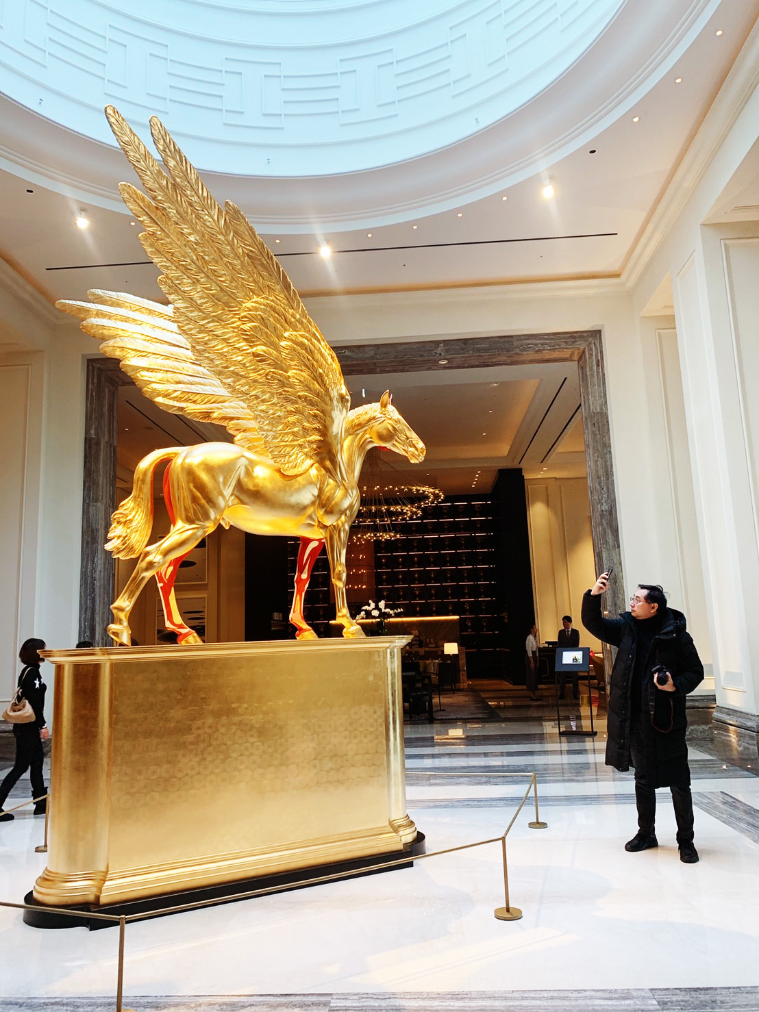 達米恩赫斯特(DAMIEN HIRST)創作的飛馬雕塑「金色傳奇」(GOLDEN LEGEND)。這匹馬一半是金色,另一半卻裸露出肌肉和骨骼。(圖片來源:李清志提供)