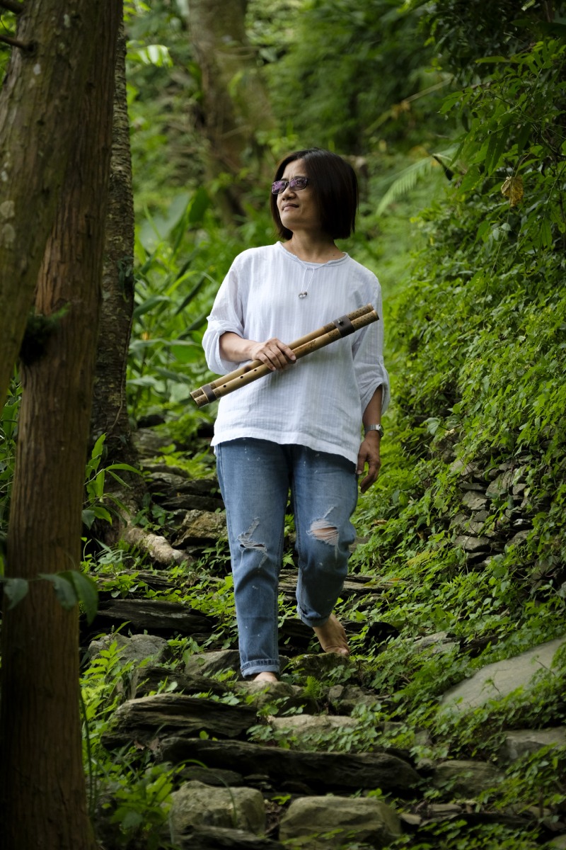 透過少妮瑤溫婉獨特的嗓音，呈現排灣族女性堅韌生命力