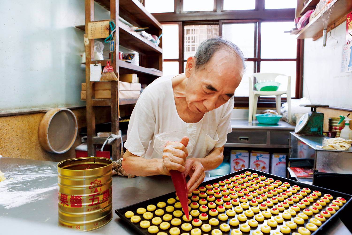 「新裕珍餅鋪」創立於1959年，創始的柯老先生80多歲了，目前三代還同時上陣，以手工製作的一枚枚小西點，是目前店內走紅的招牌「牛粒」。（攝影：王士豪）