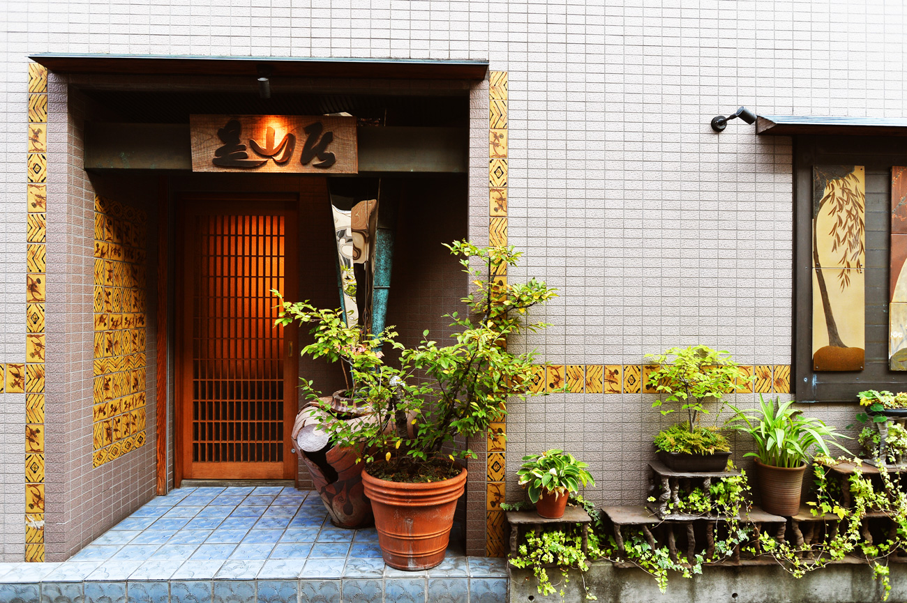 「是山居」是壽司之神小野二郎私下最喜歡的店。他說自己每個月一定去吃一流料理人早乙女的手藝，「對我來說也是一種進修。」（攝影：李明宜）