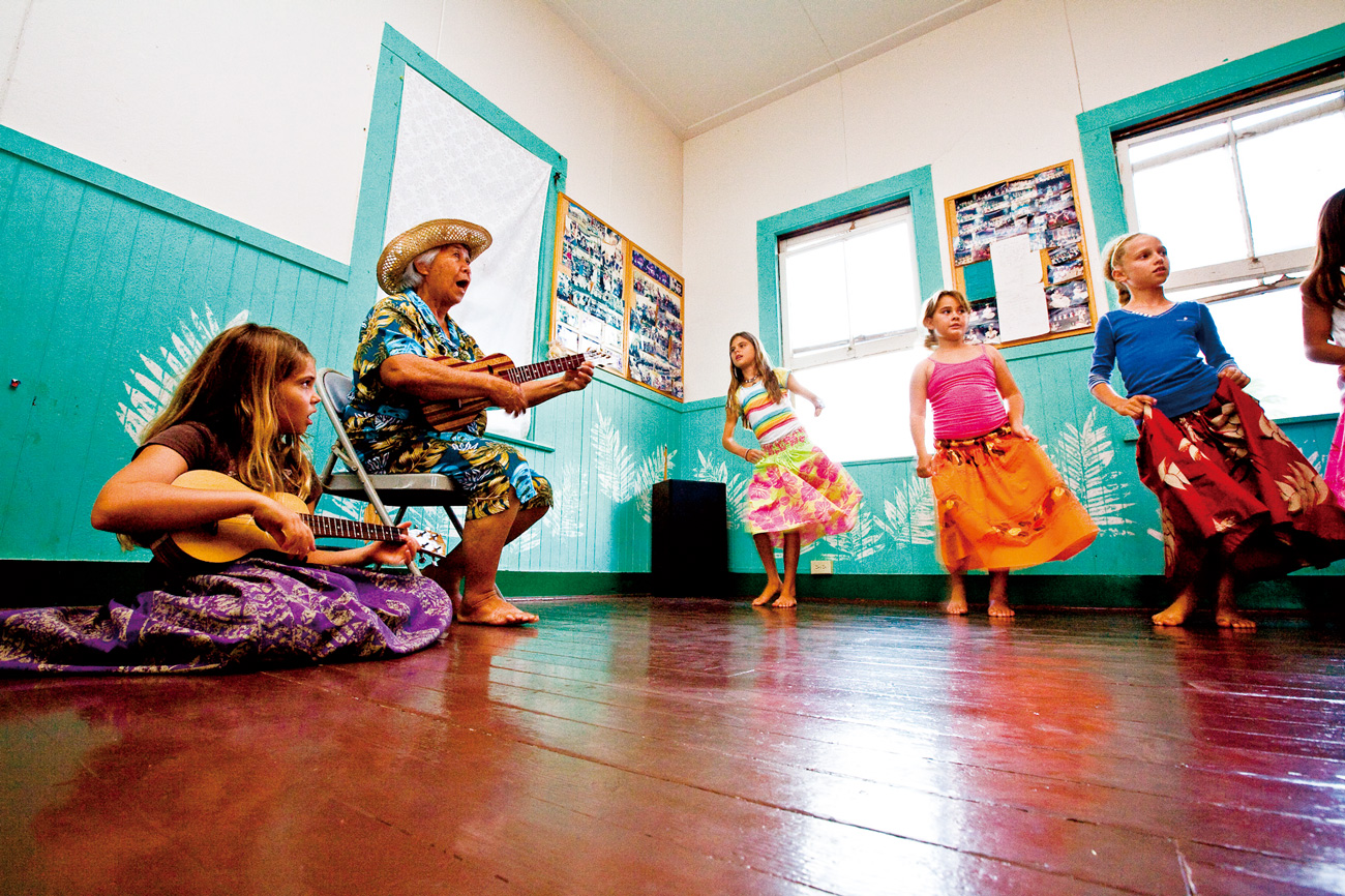 夏威夷當地的音樂舞蹈課程，女孩們正在學習烏克麗麗和呼拉舞。（圖片來源：夏威夷觀光局提供）