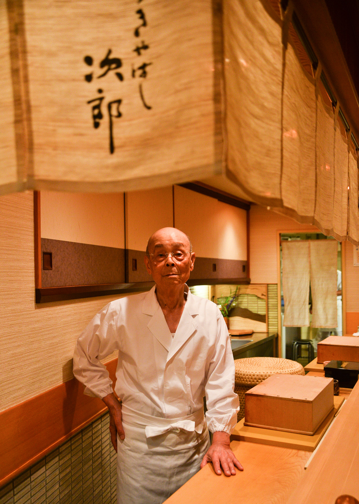 小野二郎入行以來，無論傷風感冒都不曾休息。至今仍坐鎮料理台，每天捏製500個壽司。（攝影：李明宜）