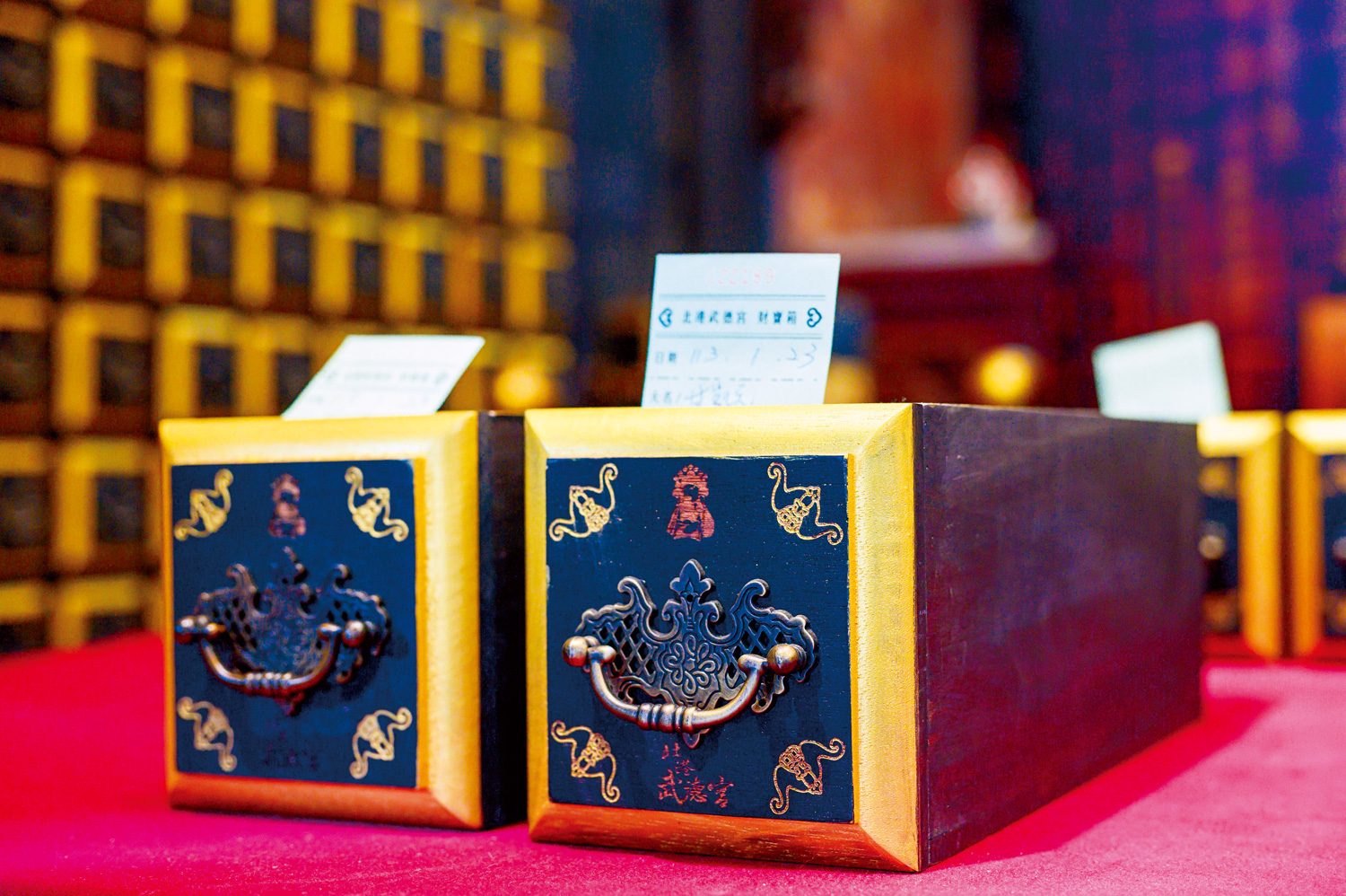 在北港武德宮大殿，有一個個大約15公分見方的盒子，是該宮最有名也最具特色的「五路財神財寶箱」。（攝影：李明宜）